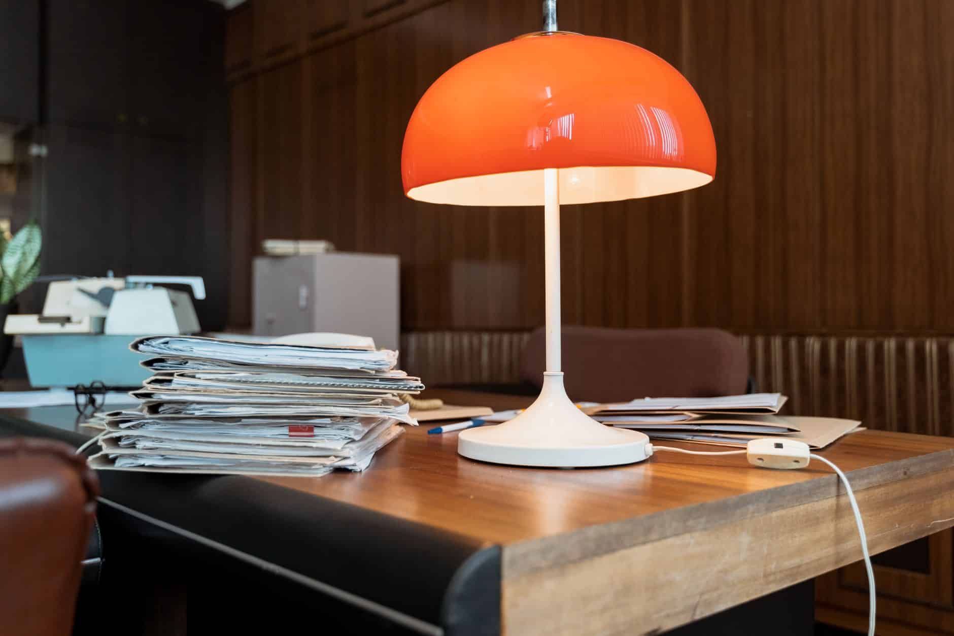 Versicherungsbestand kaufen: Aktenordner mit Kundenunterlagen auf dem Bürotisch